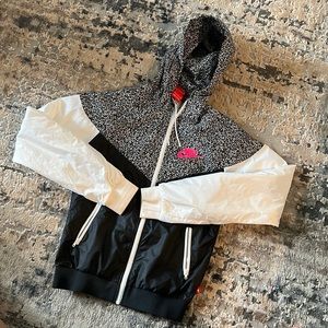 NIKE WOMENS LIGHTWEIGHT ZIP-UP